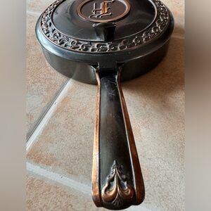 L.E. Mason Co. Boston Crumb Catcher✨